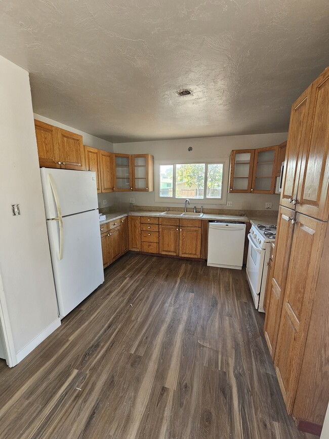 Kitchen - 2015 Elm Ave Unit B-ADU