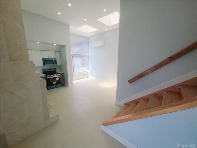 Building Photo - 67-39 Clyde St Unit H