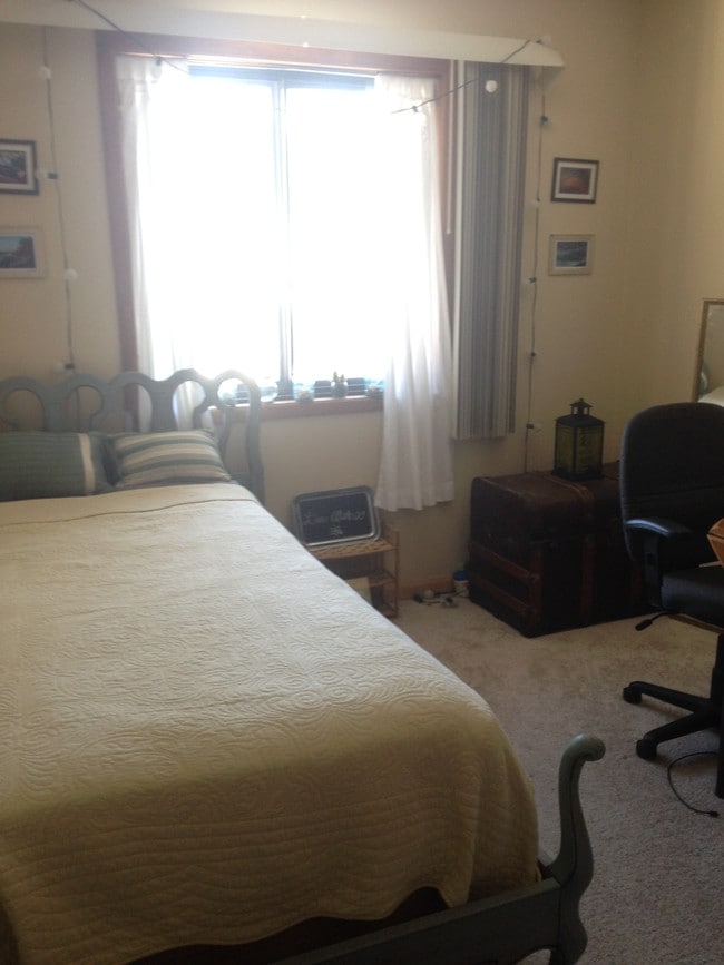 nice large bedrooms - 924 Kellogg Ave Unit #2