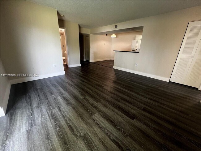Photo - 350 Palm Cir W Unidad 203