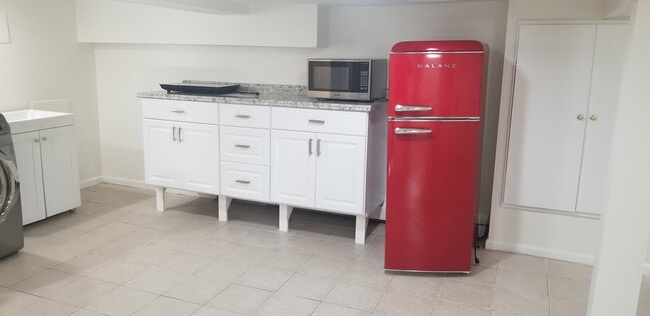 Kitchenette area - 600 Old Stamford Rd Unit Studio