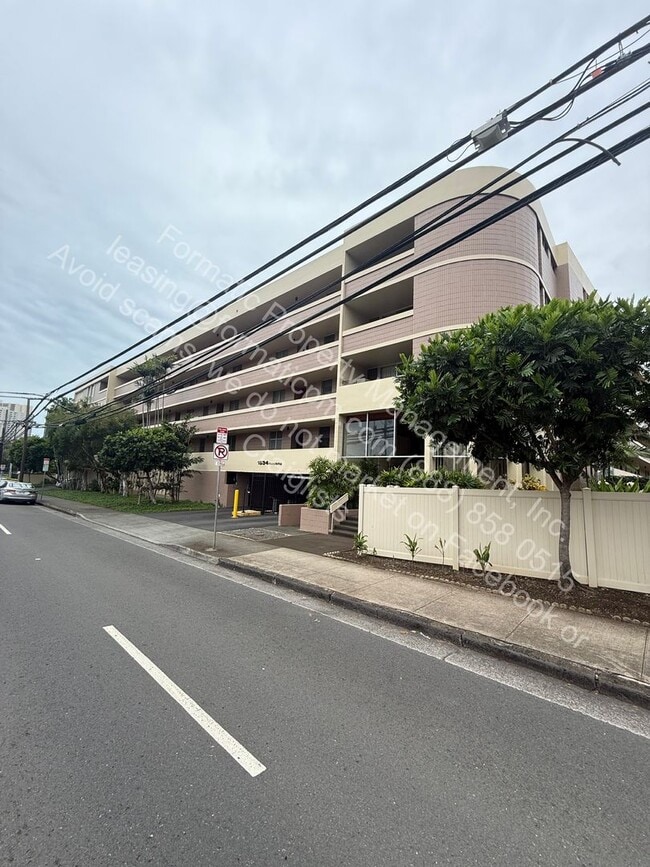 Building Photo - Pet Friendly 2-Bedroom With in Unit 214