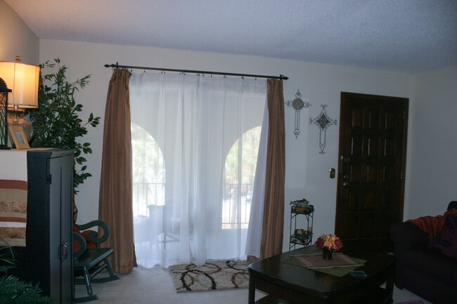 LIVING ROOM - 200 Arbor Dr Unidad C