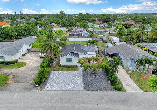 320 NW 3rd Ave
