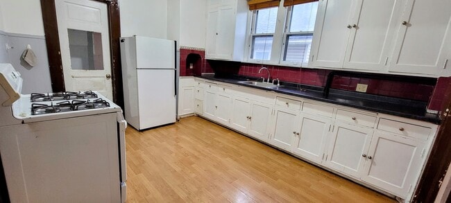 Kitchen - 681 Lawson Ave E Unit 1