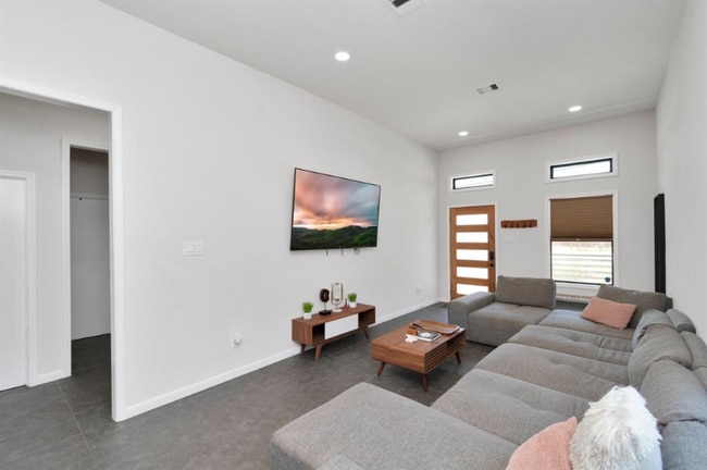 Photo - 3439 Reeves St