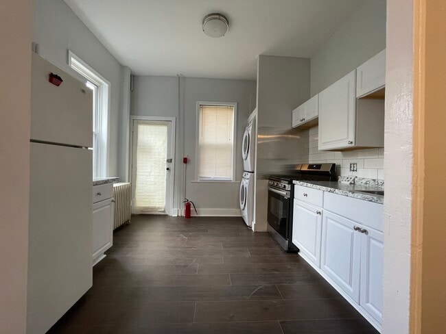 cocina mirando hacia el patio - 1233 Christian St Unidad 1