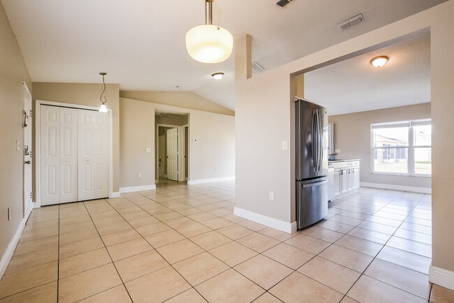 Photo - 870 Jarnac Dr