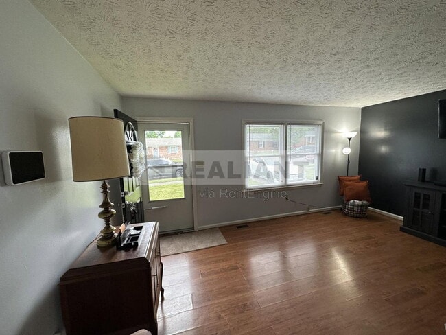 Photo - 530 Foxwood Dr