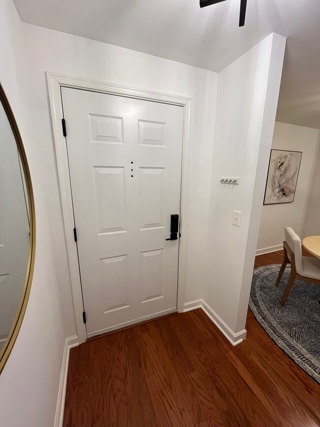 Entrada con un área separada tipo “vestíbulo”. - 4079 S Four Mile Run Dr Unidad 301