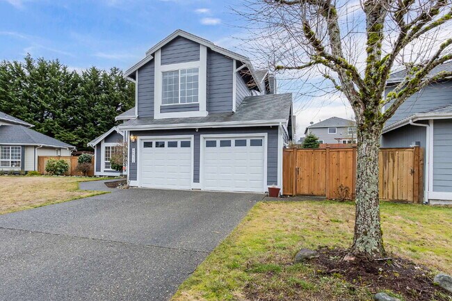 Building Photo - 4 bedrooms (one on the main floor), 2.5 bathrooms (one on the main floor next to the bedroom), Bo...