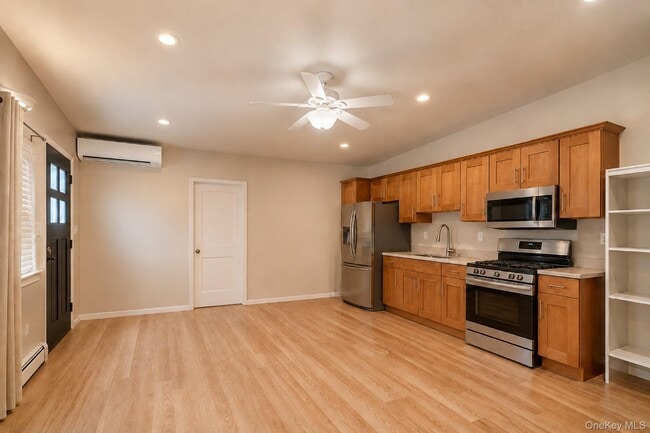 Photo - 887 Pine St