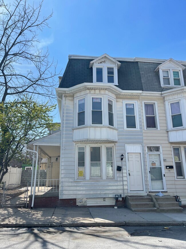 Photo - 132 N West St