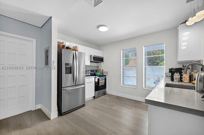 3231 SW 25th St Unit 1