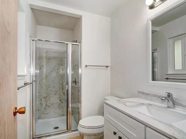 Photo - 907 Plum Ln