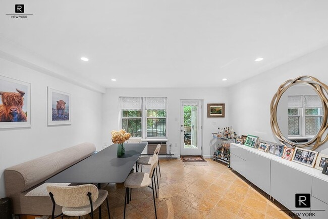 Photo - 487 W 22nd St
