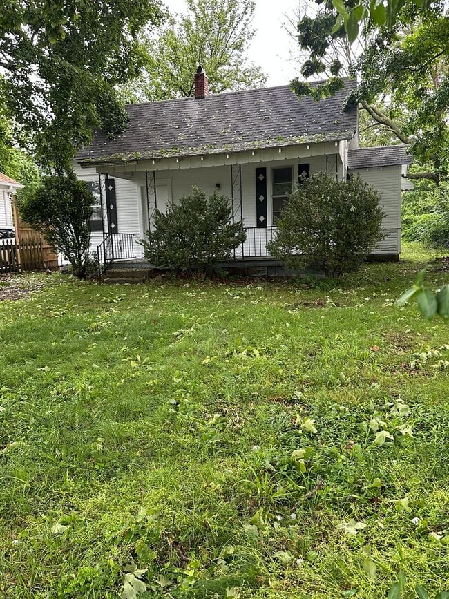 Building Photo - Freshly Renovated 1-Bedroom Gem with Fenced Yard in a Prime Central Location