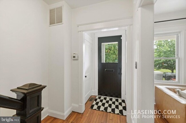 Photo - 121 Webster St NW