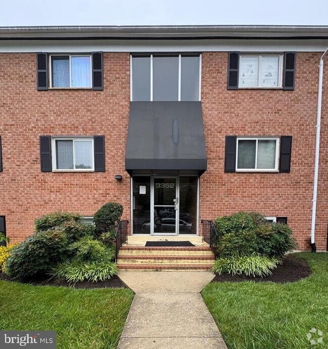 Building Photo - 3352 Hewitt Ave Unit 201 Rental