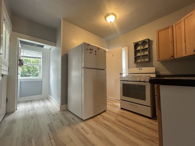 Building Photo - 35 Kent Ave Unit 35-2