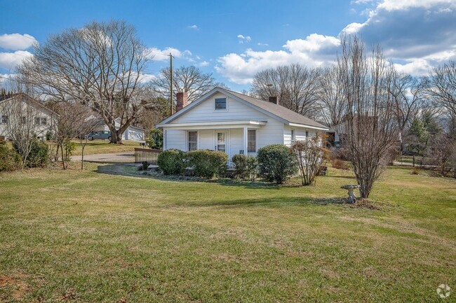 Building Photo - Adorable East Asheville House