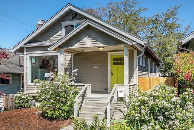 Building Photo - Spacious 5-Bedroom Home with Den & Backyar...