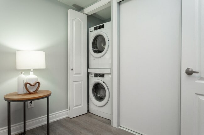 Photo - 75 Carling Street