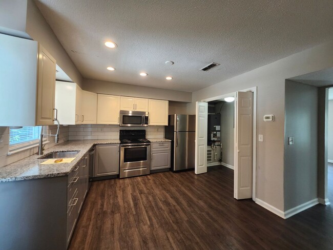 6221 Bonny Oaks Dr Unit B