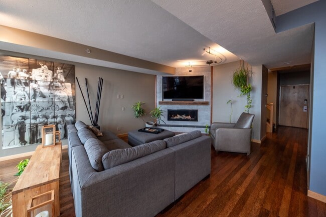 Photo - Luxurious multi-level penthouse condo - Flats Westbank