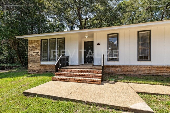 Building Photo - Beautifully Updated 4-Bedroom Home with Gr...