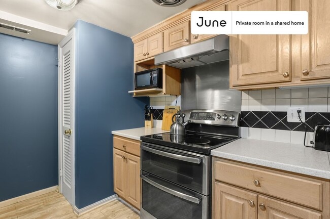 Room in Shared 7 bed/4 bath home in Southwest Waterfront