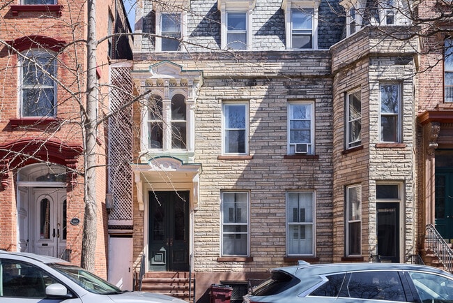 Front Entry 287 - 287 State St