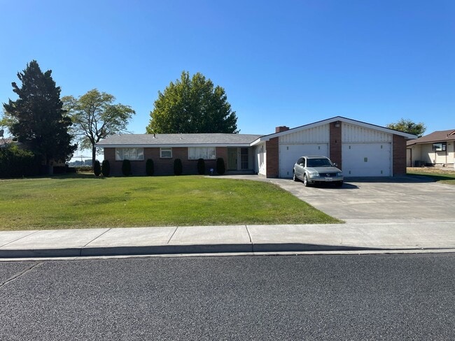 Building Photo - Lake Front Home For Rent!