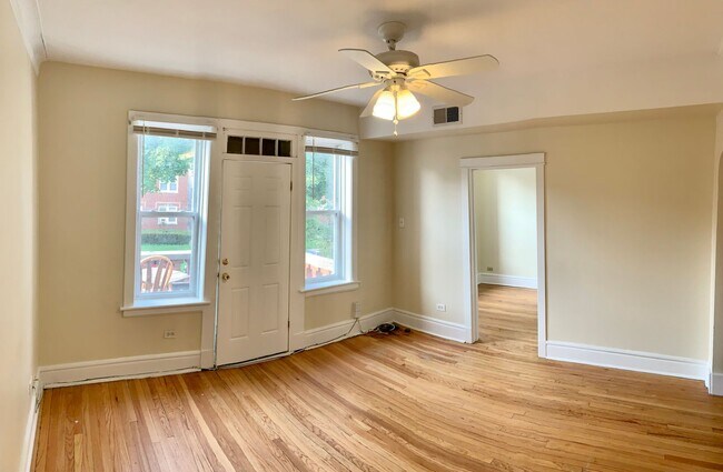 Photo - 4847 W Hutchinson St Unit 2