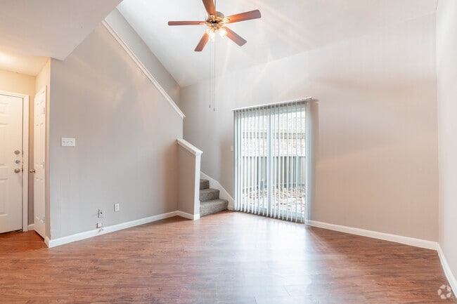 1 habitación, 1,5 baños, 817 pies cuadrados, sala de estar - Lake Houston Pines