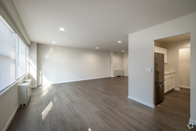 1 habitación, 1 baño, 860 pies cuadrados, área de comedor y sala de estar