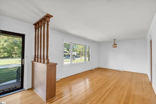 Photo - 113 Willenhall Ln