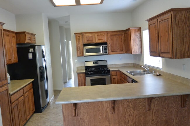 Photo - Nice 2 Bedroom home with an office in South East Visalia off of Caldwell and Pinkham