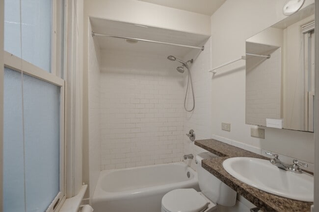 Building Photo - 1843 N Bissell St Unit G