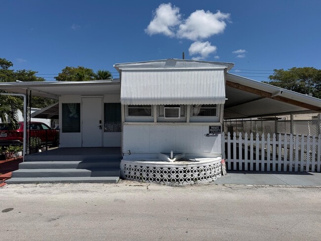Building Photo - 820 SW 1st Pl