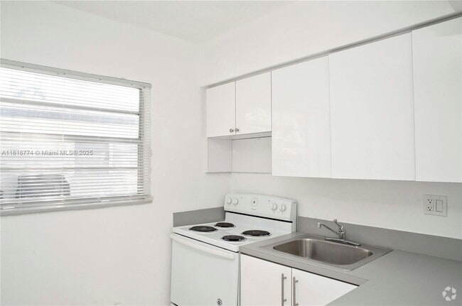 Building Photo - 2206 Fillmore St Unit 5 Rental