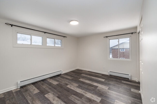 2BR, 1BA - 850SF - Primary Bedroom