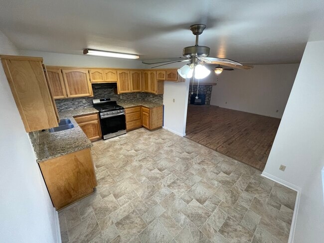 Photo - 928 Hemming Way