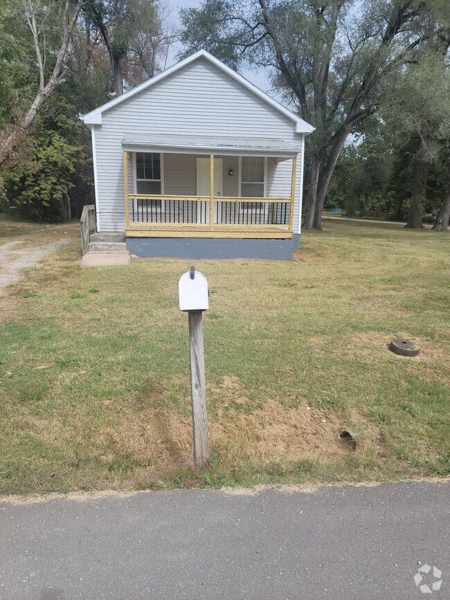 Building Photo - Newly listed 2 Bedroom single family home ...