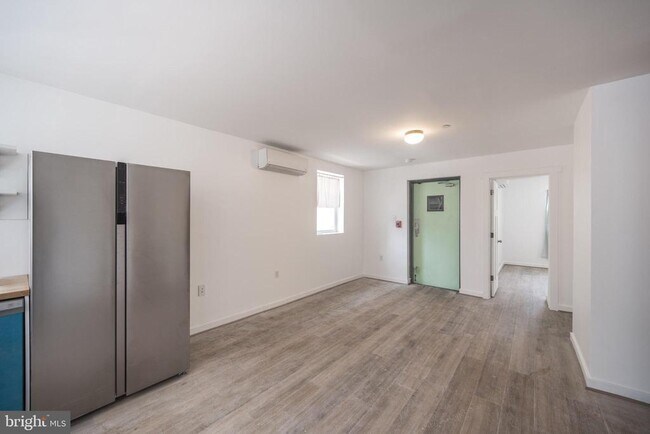 Photo - 711 W Thompson St Unit 2F