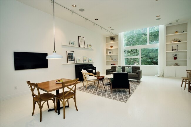 Building Photo - 1820 Southmore Blvd Unit C