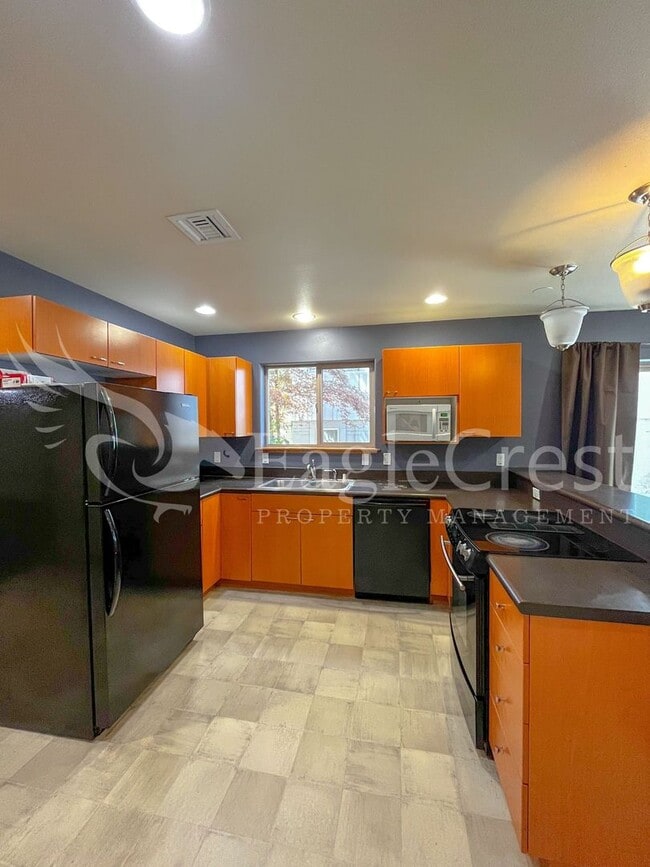 Photo - Large 6-Bedroom Whitman Neighborhood House; *Half Off 2nd Month Rent*