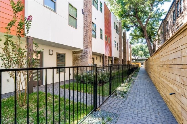 Photo - 2 Bed Option in East Dallas Townhome off Greenville Lakewood Neighborhood