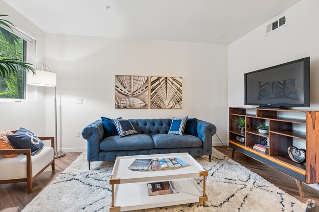 B 1BR, 1BA - 704SF - Living Room