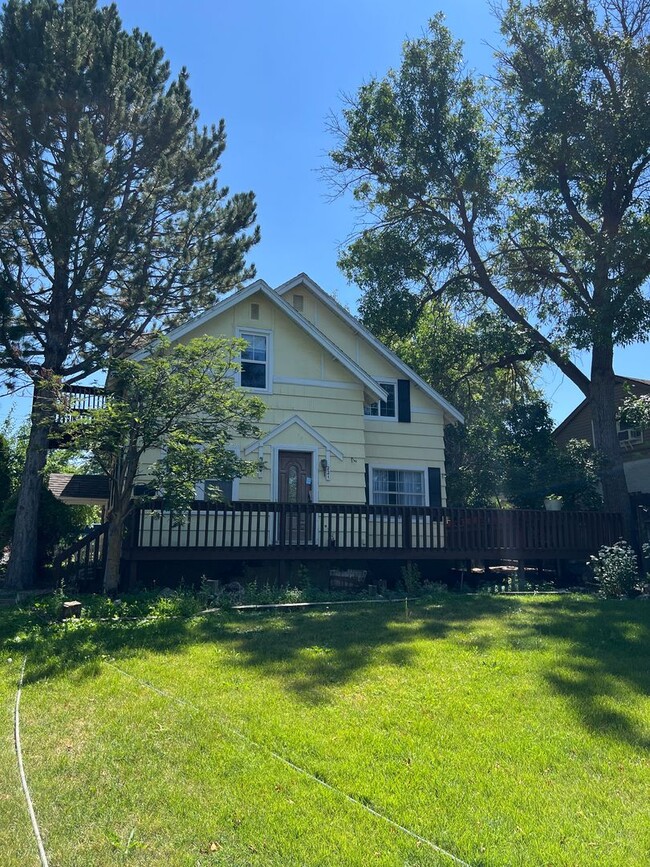 Building Photo - Charming 5 Bed, 2 bath home in the heart o...